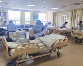 从护工到医疗护理员，“辛苦活”变成了“技术活” 2025-02-07 09:40 作者：黄仕强 工人日报 责任编辑：吴静 多地试点“无陪护病房”服务，医院护工队伍正悄然发生变化  从护工到医疗护理员，“辛苦活”变成了“技术活”  2024年10月，国家医保局出台护理类立项指南（试行）和优化调整护理价格政策通知，“免陪照护服务”成为新增项目，国内多家医院开始试点“无陪护病房”。随着“无陪护病房”的逐步推广，传统零散化的护工转向专业化的医疗护理员正在成为一种新趋势。