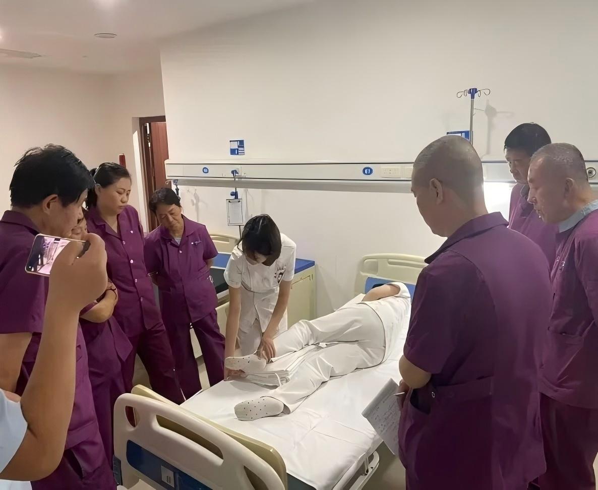 赋能提升 暖心照护——我院康复医学科成功举办护工团队专业技能培训