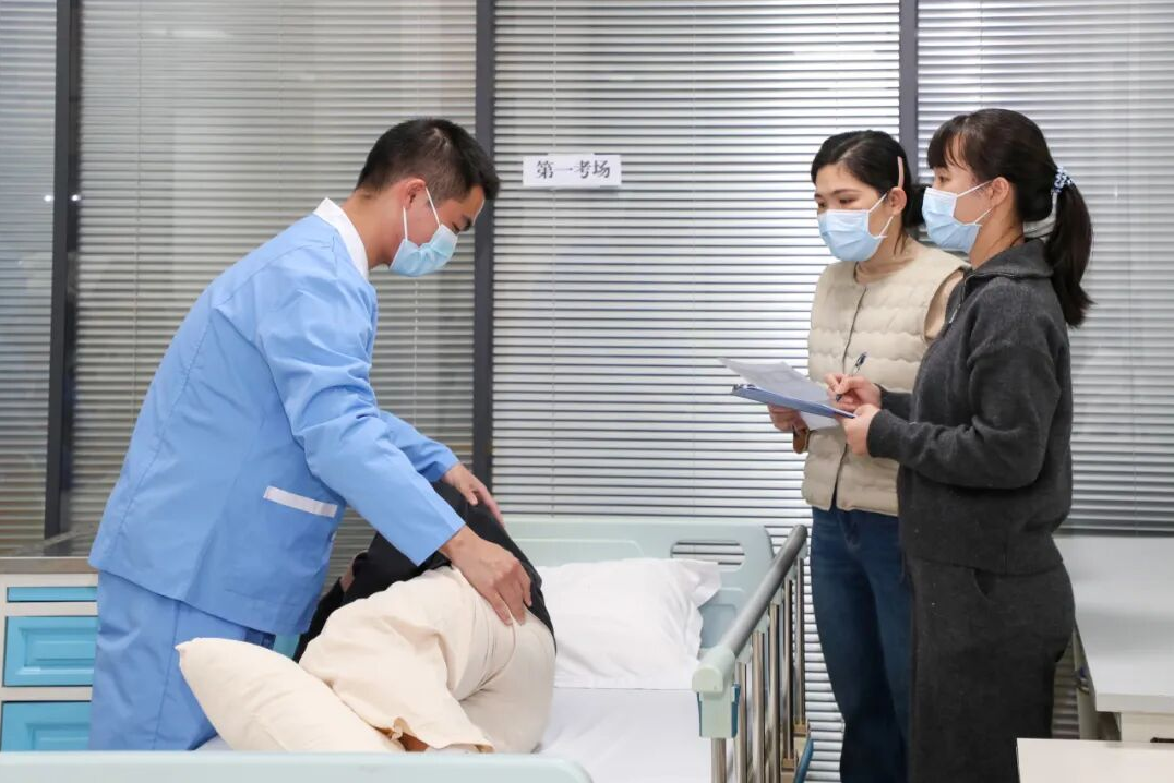 养老护理员献上“神器” 技能等级拟与薪酬挂钩