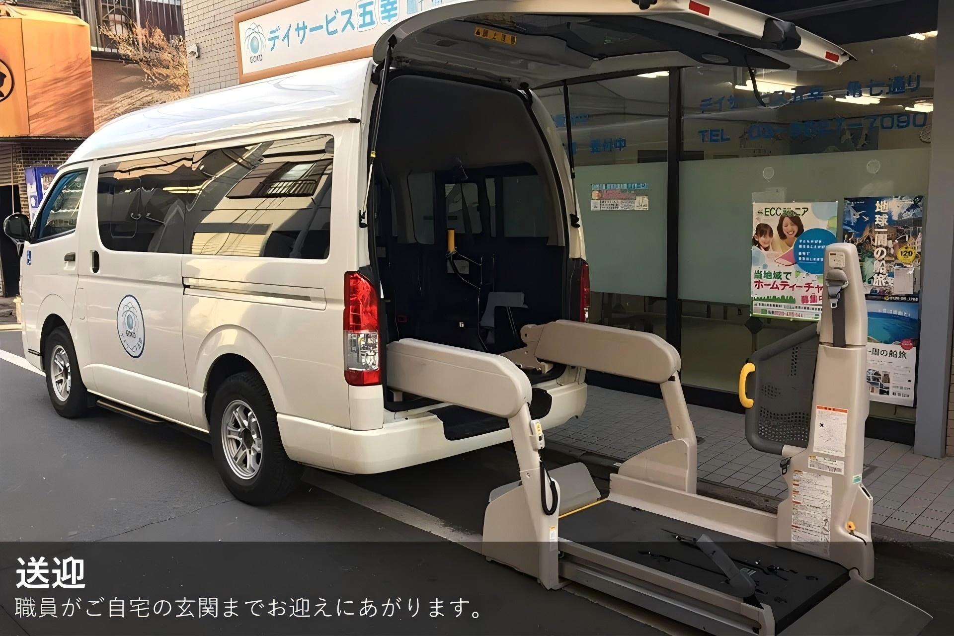 中国年轻人，涌入日本养老院当护工